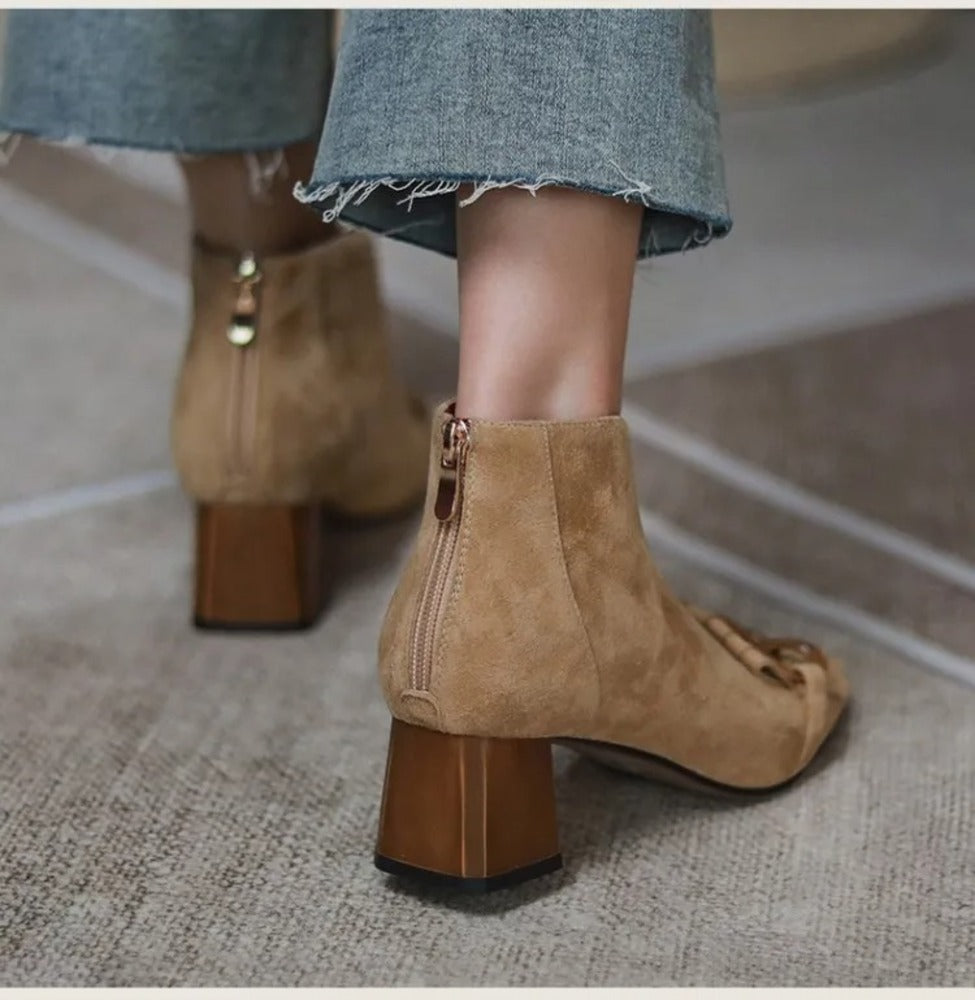 Bottines beiges à talon en daim