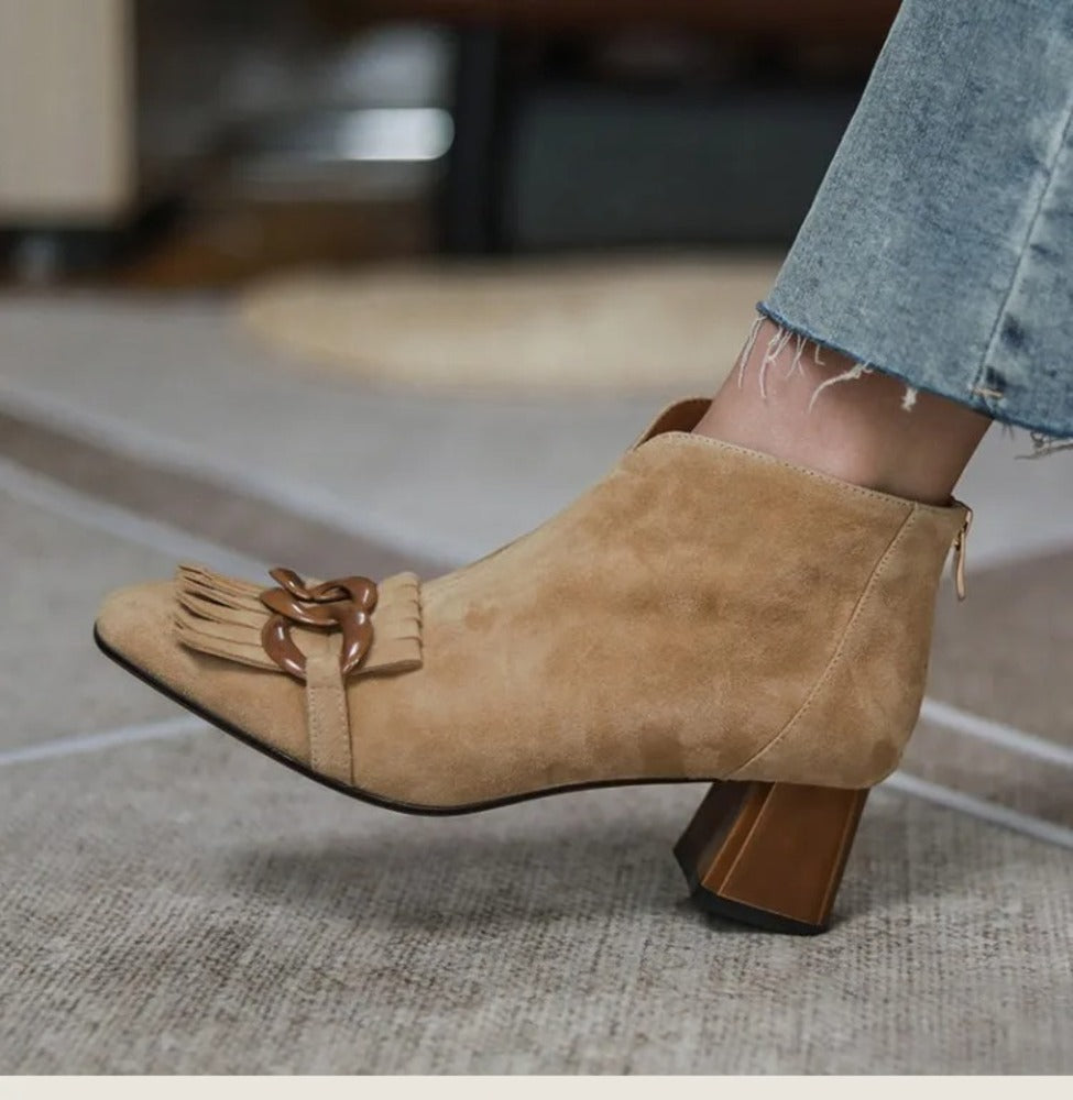 Bottines beiges à talon en daim