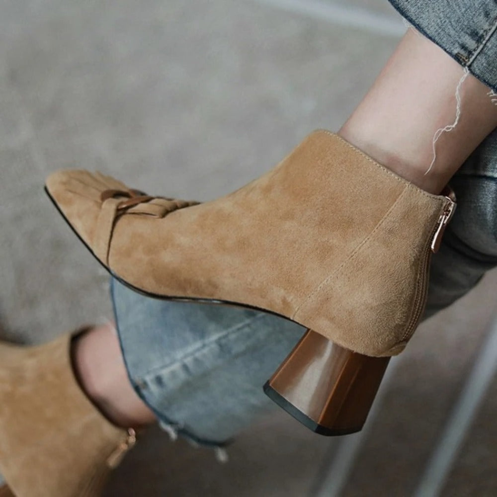 Bottines beiges à talon en daim